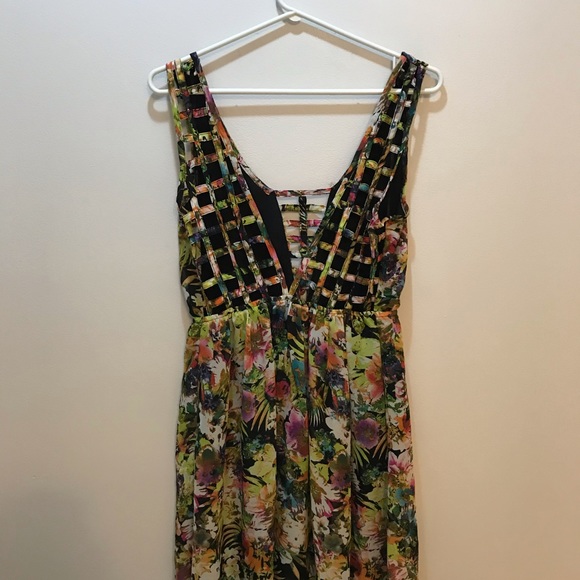 Beautiful and Fun Floral Dress - Picture 4 of 5